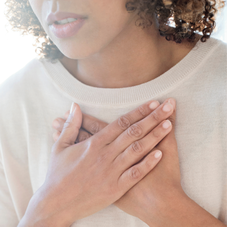 Mujer con presión en el pecho por ansiedad