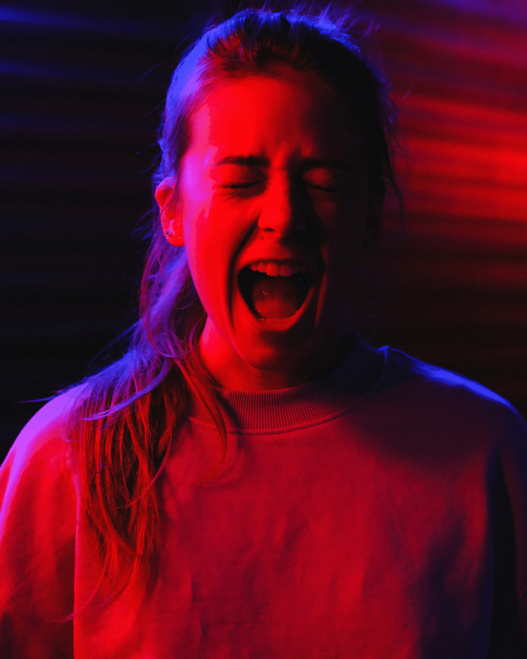 Mujer gritando con expresión de desesperación