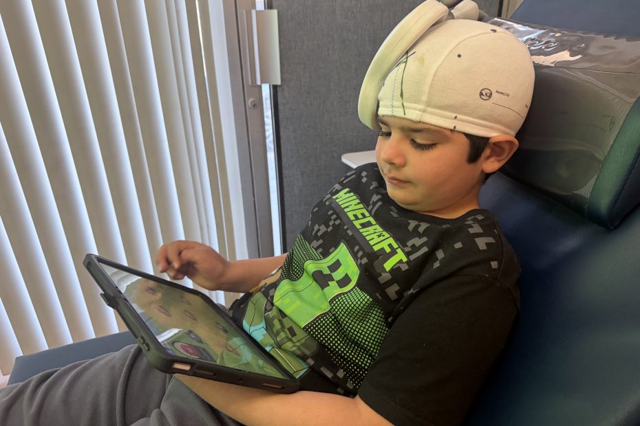 Paciente en NeuroSpa Clinic combinando EMT / TMS con entrenamiento cognitivo como parte de un plan de neuroterapias personalizado.
